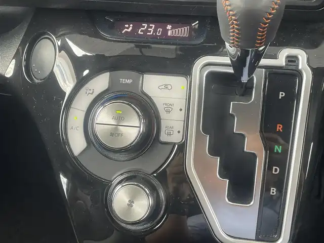 トヨタ シエンタ ハイブリッド G クエロ 三重県 2018(平30)年 7.4万km ホワイトパールクリスタルシャイン モデリスタエアロ/純正ナビ・ナビレディパッケージ/バックカメラ/セーフティセンス（衝突回避支援パッケージ/先行車発進告知機能）/パワースライドドア（運転席側/助手席側）/LEDヘッドランプ/オートライト/フロントフォグランプ/ボディ同色電動格納ドアミラー/185/60R15タイヤ/　＊15インチアルミホイール（オプション）/スマートエントリー/ プッシュスタート/社外マフラー（柿本改）/純正マフラー車内積み込み