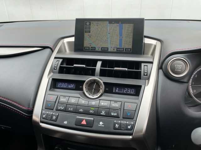 レクサス ＮＸ 200t Fスポーツ 東京都 2015(平27)年 9.1万km ソニックチタニウム 純正メモリーナビ/・CD/DVD/BR/ラジオ/BT/USB/AUX/フルセグYV/サイド/バックカメラ/レザーシート/前席パワーシート（D席メモリー付）/前席シートヒーター/エアシート/レーダークルーズコントロール/車線逸脱警報/前後クリアランスソナー/プリクラッシュセーフティシステム/純正18インチAW/ビルトインETC/パドルシフト付ステアリング/ステアリングヒーター/プッシュEgスタート/ストップ/スマートキー×2/カードキー×1/純正LEDヘッドライト/フォグランプ/ターンランプ付電動格納ドアミラー/純正フロアマット/取扱説明書/ナビ取扱説明書/新車時保証書
