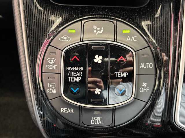 トヨタ エスクァイア Gi プレミアムパッケージ ブラックテーラード 埼玉県 2019(平31)年 6.5万km スパークリングブラックパールクリスタルシャイン セーフティセンス/純正9インチメモリーナビ/ CD/DVD/BT/USB/SD/フルセグ/バックカメラ/フリップダウンモニター/両側電動スライドドア/クルーズコントロール/ハーフレザーシート/シートヒーター/ステアリングヒーター/純正15インチアルミホイール/パーキングセンサー/ETC/スマートキー/禁煙車