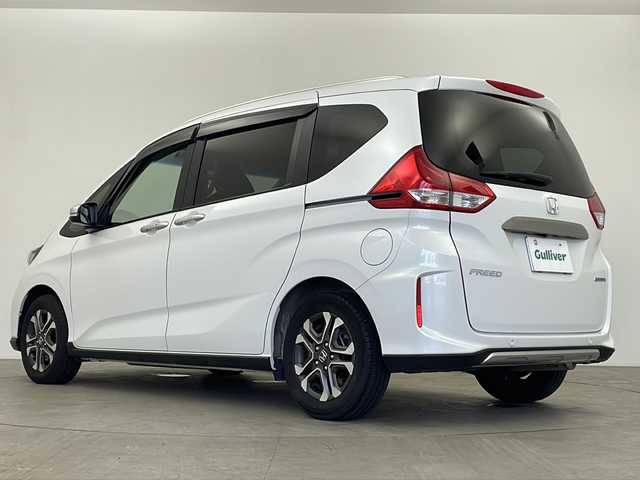 ホンダ フリード ハイブリット クロスター 鹿児島県 2023(令5)年 1.5万km プラチナホワイトパール 純正8型ナビ/(CD/DVD/TV/Bluetooth)/フルセグTV/プッシュスタート/スマートキー/レーダークルーズコントロール/ETC/バックカメラ/純正フロアマット/シートヒーター/両側パワースライドドア/純正アルミホイール/オートライト/LEDヘッドライト/フォグライト/衝突軽減ブレーキ/車線逸脱防止/寒冷地仕様/前後ドライブレコーダー/電動格納ミラー/禁煙車