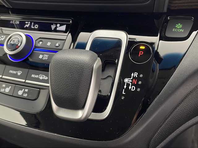 ホンダ フリード ハイブリット クロスター 鹿児島県 2023(令5)年 1.5万km プラチナホワイトパール 純正8型ナビ/(CD/DVD/TV/Bluetooth)/フルセグTV/プッシュスタート/スマートキー/レーダークルーズコントロール/ETC/バックカメラ/純正フロアマット/シートヒーター/両側パワースライドドア/純正アルミホイール/オートライト/LEDヘッドライト/フォグライト/衝突軽減ブレーキ/車線逸脱防止/寒冷地仕様/前後ドライブレコーダー/電動格納ミラー/禁煙車