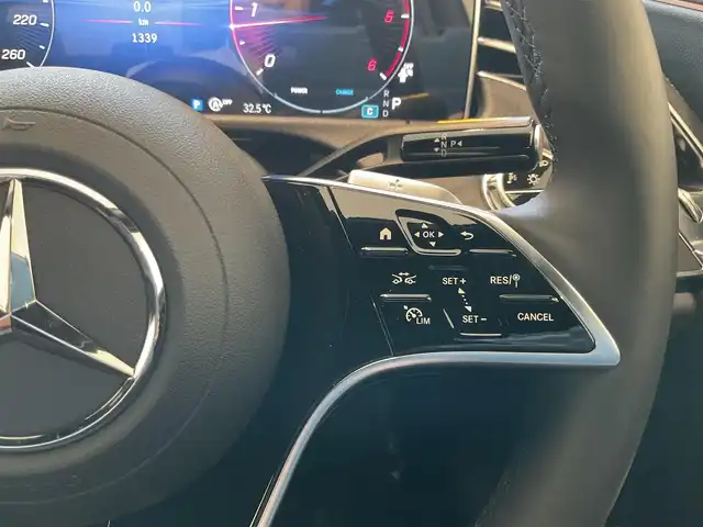 メルセデス・ベンツ Ｍ・ベンツ Ｅ２２０ｄ アバンギャルド 熊本県 2024(令6)年 0.2万km パールⅡ ・スマートキー/・プッシュスタート/・パノラマサンルーフ/・アクティブディスタンスアシスト/・アクティブステアリングアシスト/・アクティブレーンチェンジアシスト/・アクティブブレーキアシスト/・アクティブレーンアシスト/・パーキングアシスト/・ブラインドスポットモニター/・トラフィックサインアシスト/・アテンションアシスト/・クルーズコントロール(追従式)/・黒革シート/・前席パワーシート/・前席シートヒーター /・純正メモリナビ/　【Bluetooth・USB・AppleCarPlay・AndroidAuto】/・フルセグTV/・全方位カメラ/・ETC2.0/・ワイヤレス充電/・ドライブレコーダー(充電式)/・パワートランク/・LEDヘッドランプ/・オパリスホワイト