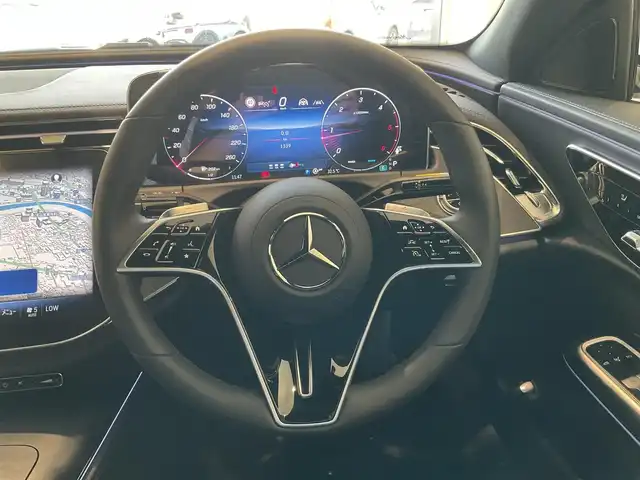 メルセデス・ベンツ Ｍ・ベンツ Ｅ２２０ｄ アバンギャルド 熊本県 2024(令6)年 0.2万km パールⅡ ・スマートキー/・プッシュスタート/・パノラマサンルーフ/・アクティブディスタンスアシスト/・アクティブステアリングアシスト/・アクティブレーンチェンジアシスト/・アクティブブレーキアシスト/・アクティブレーンアシスト/・パーキングアシスト/・ブラインドスポットモニター/・トラフィックサインアシスト/・アテンションアシスト/・クルーズコントロール(追従式)/・黒革シート/・前席パワーシート/・前席シートヒーター /・純正メモリナビ/　【Bluetooth・USB・AppleCarPlay・AndroidAuto】/・フルセグTV/・全方位カメラ/・ETC2.0/・ワイヤレス充電/・ドライブレコーダー(充電式)/・パワートランク/・LEDヘッドランプ/・オパリスホワイト