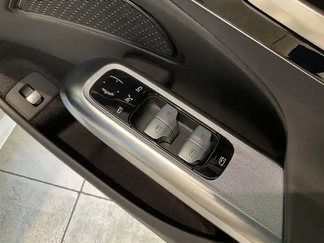 メルセデス・ベンツ Ｍ・ベンツ Ｅ２２０ｄ アバンギャルド 熊本県 2024(令6)年 0.2万km パールⅡ ・スマートキー/・プッシュスタート/・パノラマサンルーフ/・アクティブディスタンスアシスト/・アクティブステアリングアシスト/・アクティブレーンチェンジアシスト/・アクティブブレーキアシスト/・アクティブレーンアシスト/・パーキングアシスト/・ブラインドスポットモニター/・トラフィックサインアシスト/・アテンションアシスト/・クルーズコントロール(追従式)/・黒革シート/・前席パワーシート/・前席シートヒーター /・純正メモリナビ/　【Bluetooth・USB・AppleCarPlay・AndroidAuto】/・フルセグTV/・全方位カメラ/・ETC2.0/・ワイヤレス充電/・ドライブレコーダー(充電式)/・パワートランク/・LEDヘッドランプ/・オパリスホワイト