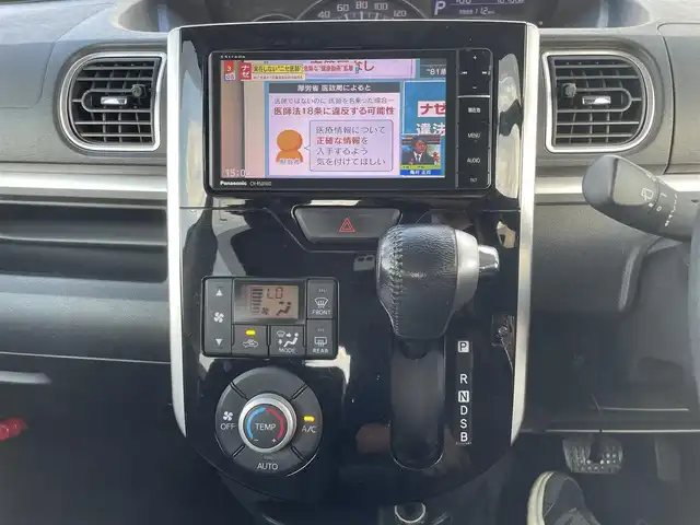 ダイハツ タント カスタム RS 神奈川県 2015(平27)年 7.9万km パールホワイトⅢ (株)IDOMが運営する【じしゃロン秦野店】の自社ローン専用車両になります。こちらは現金またはオートローンご利用時の価格です。自社ローンご希望の方は別途その旨お申付け下さい/純正ＳＤナビ／Ｂｌｕｅｔｏｏｔｈ／フルセグＴＶ／ＣＤ／ＤＶＤ／ＡＵＸ/バックカメラ/ＥＴＣ/両側パワースライドドア/スマートキー/プッシュエンジンスタート/オートライト/HIDヘッドライト/純正フロアマット/純正アルミホイール
