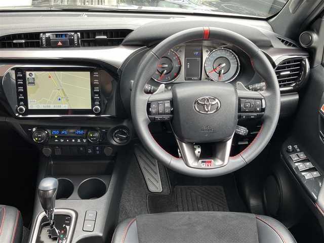 トヨタ ハイラックス Z GRスポーツ 山口県 2023(令5)年 0.5万km アティチュードブラックマイカ 純正ディスプレイ/　オーディオ＆ナビ/パノラミックビューカメラ/プリクラッシュセーフティ/レーンディパーチャーアラート/レーダークルーズコントロール/純正フロアマット/純正18インチアルミ/LEDオートライト/LEDフォグランプ/スマートキー