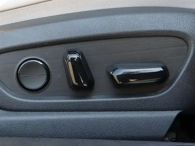 レクサス ＵＸ 250h バージョンL 長野県 2019(平31)年 5万km グラファイトブラックガラスフレーク ４WD/ヘッドアップディスプレイ/ステアリングヒーター/白革シート/ベンチレーション/シートヒーター/パワーシート/レーダークルーズコントロール/プリクラッシュセーフティ/レーンキープアシスト/ブラインドスポットモニター/純正ナビゲーション/フルセグTV/全方位カメラ/純正ドライブレコーダー/パワーバックドア/LEDヘッドライト/ETC/保証書・取説・スペアキーx2