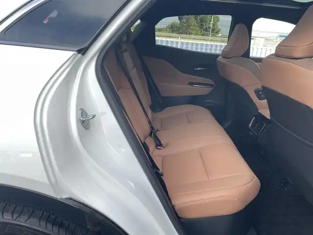 トヨタ クラウン スポーツ Z 千葉県 2024(令6)年 0.4万km プレシャスホワイトパール ワンオーナー/純正12.3インチナビ/(BT/ミラーキャスト/フルセグTV)/全周囲カメラ/ブラインドスポットモニター/置くだけ充電/パノラマルーフ/デジタルインナーミラー/トヨタプレミアムサウンドシステム/ハンズフリーパワーバックドア/衝突被害軽減システム/車線逸脱警報/追従付クルーズコントロール/レザーシート/横滑り防止装置/ビルトインETC2.0/アイドリングストップ/LEDヘッドライト/フォグランプ/オートライト/ウィンカーミラー/電動格納ミラー/純正21インチAW/シートヒーター/エアシート/プッシュスタート/スマートキー/フロアマット/スペアキー/取扱説明書/保証書