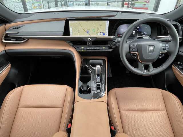 トヨタ クラウン スポーツ Z 千葉県 2024(令6)年 0.4万km プレシャスホワイトパール ワンオーナー/純正12.3インチナビ/(BT/ミラーキャスト/フルセグTV)/全周囲カメラ/ブラインドスポットモニター/置くだけ充電/パノラマルーフ/デジタルインナーミラー/トヨタプレミアムサウンドシステム/ハンズフリーパワーバックドア/衝突被害軽減システム/車線逸脱警報/追従付クルーズコントロール/レザーシート/横滑り防止装置/ビルトインETC2.0/アイドリングストップ/LEDヘッドライト/フォグランプ/オートライト/ウィンカーミラー/電動格納ミラー/純正21インチAW/シートヒーター/エアシート/プッシュスタート/スマートキー/フロアマット/スペアキー/取扱説明書/保証書