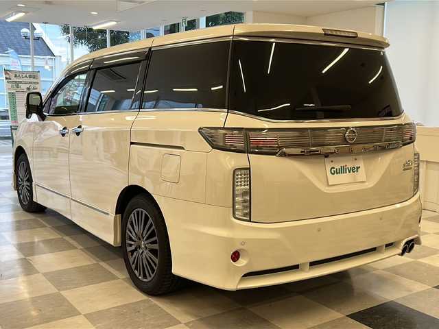 日産 エルグランド 岐阜県 2018(平30)年 9.2万km ブリリアントホワイトパール 純正ナビゲーション/フリップダウンモニター/両側パワースライドドア/バックモニター/フルセグテレビ/Bluetooth/Blu-ray再生/CD再生/ETC/ドライブレコーダー/プッシュスタート/スマートキー/純正フロアマット/純正アルミホイール/LEDヘッドライト/オートライト/コーナーセンサー