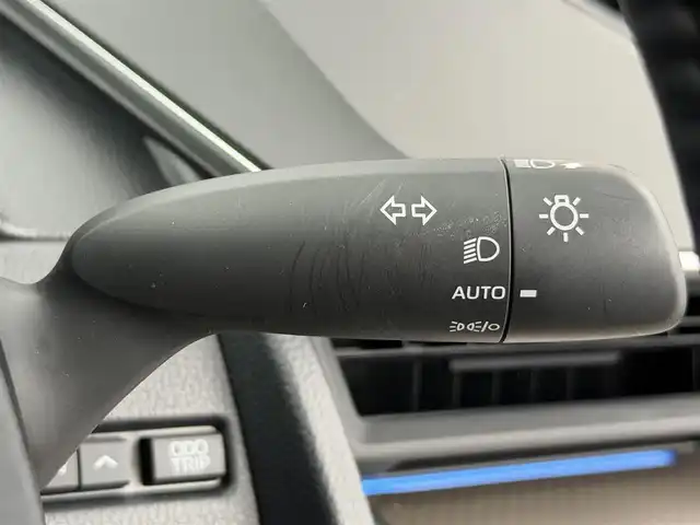 トヨタ プリウス Z 愛知県 2023(令5)年 1.6万km ダークブルー 純正12．3型ディスプレイオーディオ/（BT/TV/CD/AM/FM/miracast）/全方位カメラ/トヨタセーフティセンス/・プリクラッシュセーフティ/・レーダークルーズコントロール/・オートハイビーム/・レーントレーシングアシスト/BSM/メモリ付パワーシート/レザーシート/シートヒーター/エアシート/ハンドルヒーター/パワーバックドア/ビルトイン2.0ETC/デジタルインナーミラー/AC100V/オートホールド/LEDライト