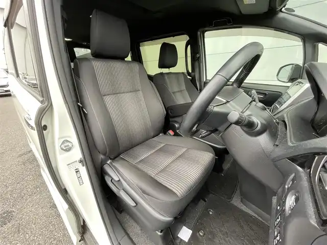 トヨタ ヴォクシー ZS 煌 千葉県 2018(平30)年 4.1万km ホワイトパールクリスタルシャイン 純正10インチメモリナビ /バックカメラ /Bluetooth接続あり /フルセグTV /CD再生あり /ビルドインETC /両側パワースライドドア /衝突被害軽減ブレーキ /クルーズコントロール /オートライト/純正アルミホイール/社外フロアマット