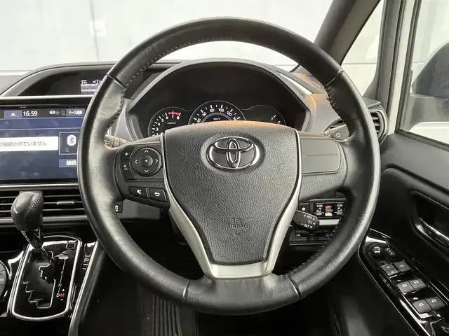 トヨタ ヴォクシー ZS 煌 千葉県 2018(平30)年 4.1万km ホワイトパールクリスタルシャイン 純正10インチメモリナビ /バックカメラ /Bluetooth接続あり /フルセグTV /CD再生あり /ビルドインETC /両側パワースライドドア /衝突被害軽減ブレーキ /クルーズコントロール /オートライト/純正アルミホイール/社外フロアマット