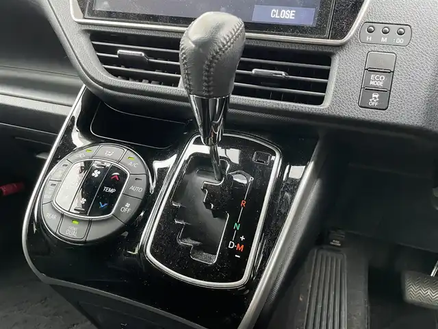 トヨタ ヴォクシー ZS 煌 千葉県 2018(平30)年 4.1万km ホワイトパールクリスタルシャイン 純正10インチメモリナビ /バックカメラ /Bluetooth接続あり /フルセグTV /CD再生あり /ビルドインETC /両側パワースライドドア /衝突被害軽減ブレーキ /クルーズコントロール /オートライト/純正アルミホイール/社外フロアマット