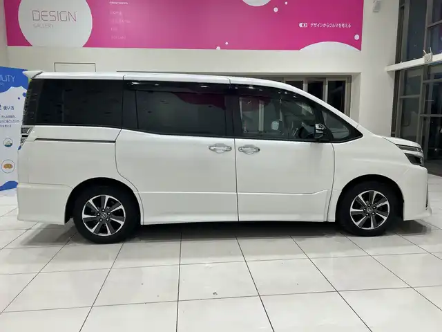 トヨタ ヴォクシー ZS 煌 埼玉県 2018(平30)年 4.1万km ホワイトパールクリスタルシャイン トヨタセーフティセンス/純正10インチナビ /　　CD/DVD/BT/フルセグTV/バックカメラ/両側パワースライドドア/クルーズコントロール/LEDオートライト/純正16インチAW/ステアリングスイッチ/アイドリングストップ/プッシュスタート/ETC/禁煙車