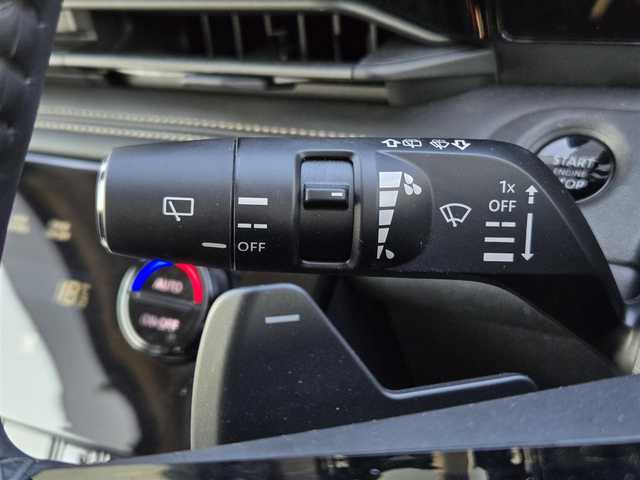 日産 セレナ ハイウェイスター V 鹿児島県 2023(令5)年 2万km 赤 プロパイロット　/純正ナビ　/ＥＴＣ　/両側パワースライドドア　/前後コーナーセンサー　/前方ドライブレコーダー　/Ｂｌｕｅｔｏｏｔｈオーディオ　/フルセグテレビ　/バックカメラ/LEDヘッドライト/横滑り防止装置/レーンキープアシスト/プッシュスタート/スマートキー/エアバッグ(W+サイド)/カーテンエアバッグ/純正アルミホイール(16インチ)