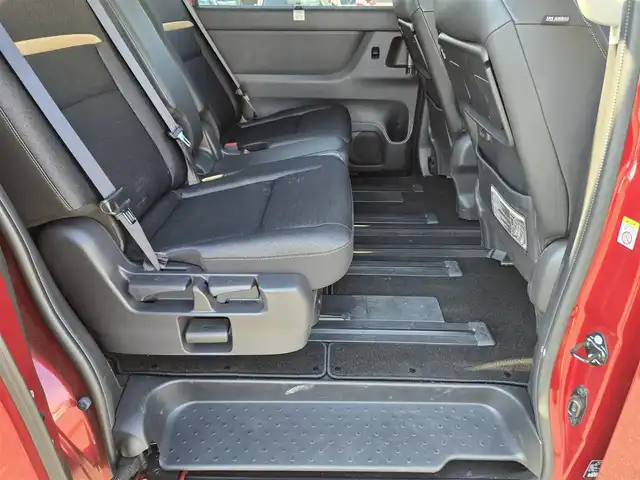 日産 セレナ ハイウェイスター V 鹿児島県 2023(令5)年 2万km 赤 プロパイロット　/純正ナビ　/ＥＴＣ　/両側パワースライドドア　/前後コーナーセンサー　/前方ドライブレコーダー　/Ｂｌｕｅｔｏｏｔｈオーディオ　/フルセグテレビ　/バックカメラ/LEDヘッドライト/横滑り防止装置/レーンキープアシスト/プッシュスタート/スマートキー/エアバッグ(W+サイド)/カーテンエアバッグ/純正アルミホイール(16インチ)