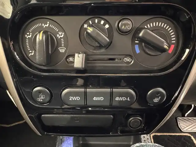 スズキ ジムニー ランドベンチャー 兵庫県 2016(平28)年 5.7万km ブルーイッシュブラックパール3 社外ナビ（ＤＶＤ／ＳＤ／ＢＴ／ワンセグ）/純正ＡＷ16インチ/純正フロアマット/シートヒーター（Ｄ席）/合皮シート/背面タイヤ/４ＷＤ/フォグランプ/電動格納ミラー/ウインカーミラー