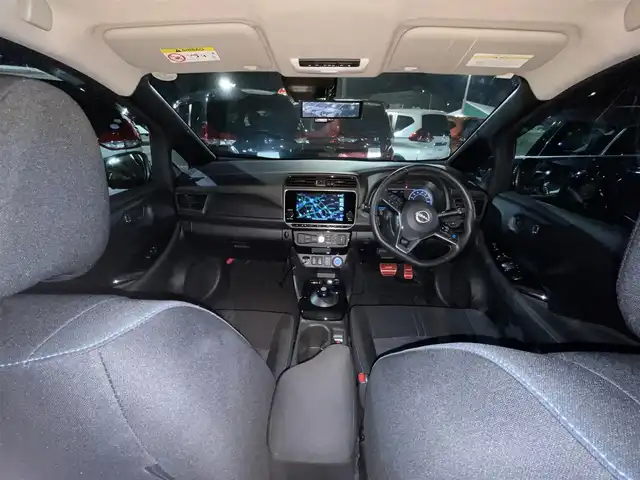 日産 リーフ X Vセレクション 愛知県 2023(令5)年 2万km ステルスグレー/スーパーブラック 純正メモリナビ/・AM/FM/Bluetooth/・フルセグテレビ/プロパイロット/・インテリジェントクルーズコントロール/・後側方衝突防止支援システム/・車線逸脱防止システム/衝突軽減システム/後退時車両検知警報/全方位カメラ/ふらつき警報/即充電スイッチ/充電ポートリッドオープナーススイッチ/ビルトインETC2.0/ドライブレコーダー/ステアリングヒーター/シートヒーター（D席+N席）/LEDヘッドライト/純正17インチアルミホイル/オートエアコン/オートライト/プッシュスタートボタン/スマートキー/電格ミラー/純正フロアマット/保証書/取扱説明書