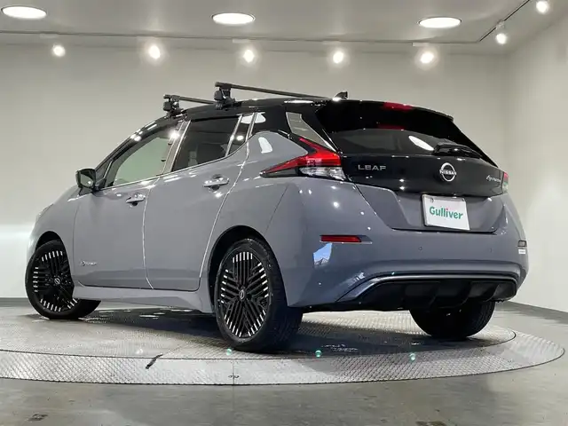 日産 リーフ X Vセレクション 愛知県 2023(令5)年 2万km ステルスグレー/スーパーブラック 純正メモリナビ/・AM/FM/Bluetooth/・フルセグテレビ/プロパイロット/・インテリジェントクルーズコントロール/・後側方衝突防止支援システム/・車線逸脱防止システム/衝突軽減システム/後退時車両検知警報/全方位カメラ/ふらつき警報/即充電スイッチ/充電ポートリッドオープナーススイッチ/ビルトインETC2.0/ドライブレコーダー/ステアリングヒーター/シートヒーター（D席+N席）/LEDヘッドライト/純正17インチアルミホイル/オートエアコン/オートライト/プッシュスタートボタン/スマートキー/電格ミラー/純正フロアマット/保証書/取扱説明書