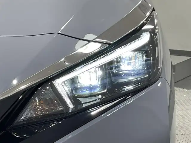 日産 リーフ X Vセレクション 愛知県 2023(令5)年 2万km ステルスグレー/スーパーブラック 純正メモリナビ/・AM/FM/Bluetooth/・フルセグテレビ/プロパイロット/・インテリジェントクルーズコントロール/・後側方衝突防止支援システム/・車線逸脱防止システム/衝突軽減システム/後退時車両検知警報/全方位カメラ/ふらつき警報/即充電スイッチ/充電ポートリッドオープナーススイッチ/ビルトインETC2.0/ドライブレコーダー/ステアリングヒーター/シートヒーター（D席+N席）/LEDヘッドライト/純正17インチアルミホイル/オートエアコン/オートライト/プッシュスタートボタン/スマートキー/電格ミラー/純正フロアマット/保証書/取扱説明書