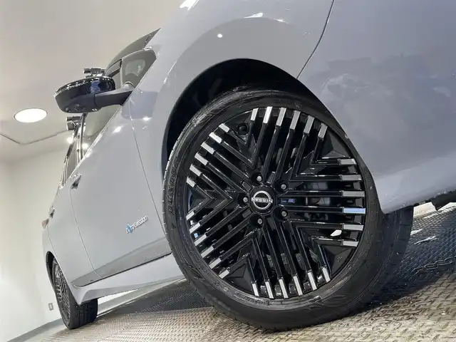 日産 リーフ X Vセレクション 愛知県 2023(令5)年 2万km ステルスグレー/スーパーブラック 純正メモリナビ/・AM/FM/Bluetooth/・フルセグテレビ/プロパイロット/・インテリジェントクルーズコントロール/・後側方衝突防止支援システム/・車線逸脱防止システム/衝突軽減システム/後退時車両検知警報/全方位カメラ/ふらつき警報/即充電スイッチ/充電ポートリッドオープナーススイッチ/ビルトインETC2.0/ドライブレコーダー/ステアリングヒーター/シートヒーター（D席+N席）/LEDヘッドライト/純正17インチアルミホイル/オートエアコン/オートライト/プッシュスタートボタン/スマートキー/電格ミラー/純正フロアマット/保証書/取扱説明書