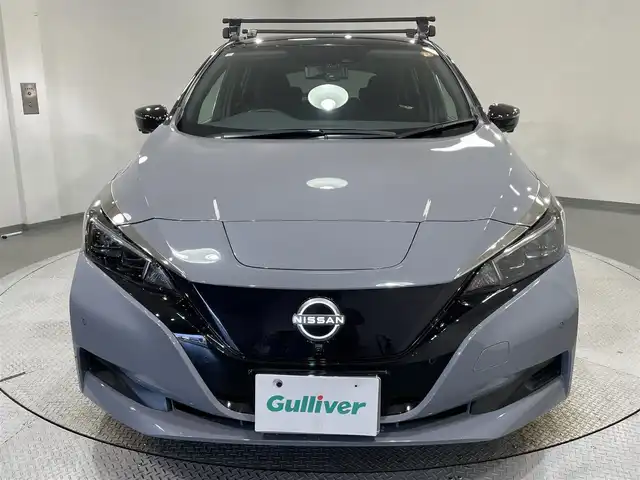 日産 リーフ X Vセレクション 愛知県 2023(令5)年 2万km ステルスグレー/スーパーブラック 純正メモリナビ/・AM/FM/Bluetooth/・フルセグテレビ/プロパイロット/・インテリジェントクルーズコントロール/・後側方衝突防止支援システム/・車線逸脱防止システム/衝突軽減システム/後退時車両検知警報/全方位カメラ/ふらつき警報/即充電スイッチ/充電ポートリッドオープナーススイッチ/ビルトインETC2.0/ドライブレコーダー/ステアリングヒーター/シートヒーター（D席+N席）/LEDヘッドライト/純正17インチアルミホイル/オートエアコン/オートライト/プッシュスタートボタン/スマートキー/電格ミラー/純正フロアマット/保証書/取扱説明書