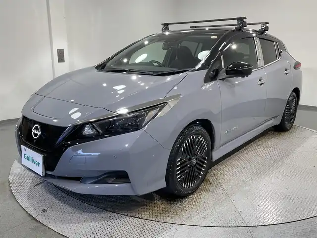 日産 リーフ X Vセレクション 愛知県 2023(令5)年 2万km ステルスグレー/スーパーブラック 純正メモリナビ/・AM/FM/Bluetooth/・フルセグテレビ/プロパイロット/・インテリジェントクルーズコントロール/・後側方衝突防止支援システム/・車線逸脱防止システム/衝突軽減システム/後退時車両検知警報/全方位カメラ/ふらつき警報/即充電スイッチ/充電ポートリッドオープナーススイッチ/ビルトインETC2.0/ドライブレコーダー/ステアリングヒーター/シートヒーター（D席+N席）/LEDヘッドライト/純正17インチアルミホイル/オートエアコン/オートライト/プッシュスタートボタン/スマートキー/電格ミラー/純正フロアマット/保証書/取扱説明書