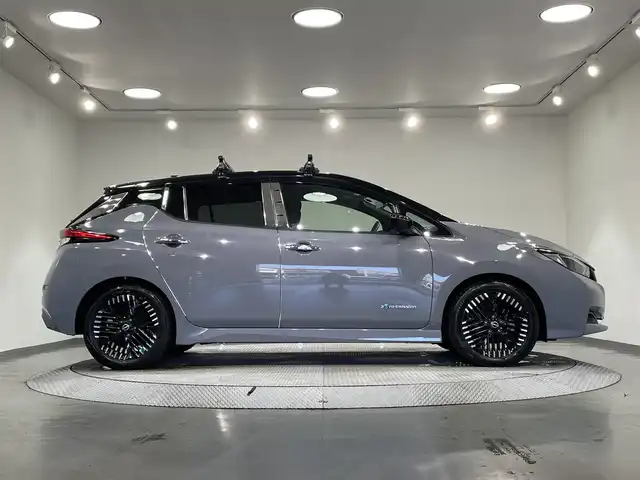 日産 リーフ X Vセレクション 愛知県 2023(令5)年 2万km ステルスグレー/スーパーブラック 純正メモリナビ/・AM/FM/Bluetooth/・フルセグテレビ/プロパイロット/・インテリジェントクルーズコントロール/・後側方衝突防止支援システム/・車線逸脱防止システム/衝突軽減システム/後退時車両検知警報/全方位カメラ/ふらつき警報/即充電スイッチ/充電ポートリッドオープナーススイッチ/ビルトインETC2.0/ドライブレコーダー/ステアリングヒーター/シートヒーター（D席+N席）/LEDヘッドライト/純正17インチアルミホイル/オートエアコン/オートライト/プッシュスタートボタン/スマートキー/電格ミラー/純正フロアマット/保証書/取扱説明書