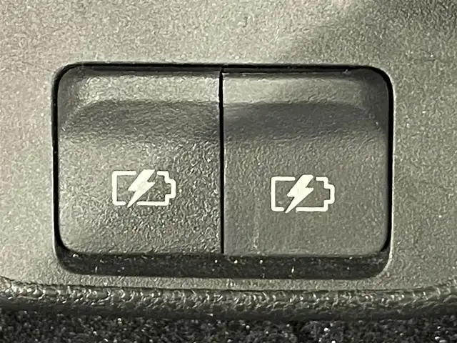 日産 リーフ X Vセレクション 愛知県 2023(令5)年 2万km ステルスグレー/スーパーブラック 純正メモリナビ/・AM/FM/Bluetooth/・フルセグテレビ/プロパイロット/・インテリジェントクルーズコントロール/・後側方衝突防止支援システム/・車線逸脱防止システム/衝突軽減システム/後退時車両検知警報/全方位カメラ/ふらつき警報/即充電スイッチ/充電ポートリッドオープナーススイッチ/ビルトインETC2.0/ドライブレコーダー/ステアリングヒーター/シートヒーター（D席+N席）/LEDヘッドライト/純正17インチアルミホイル/オートエアコン/オートライト/プッシュスタートボタン/スマートキー/電格ミラー/純正フロアマット/保証書/取扱説明書