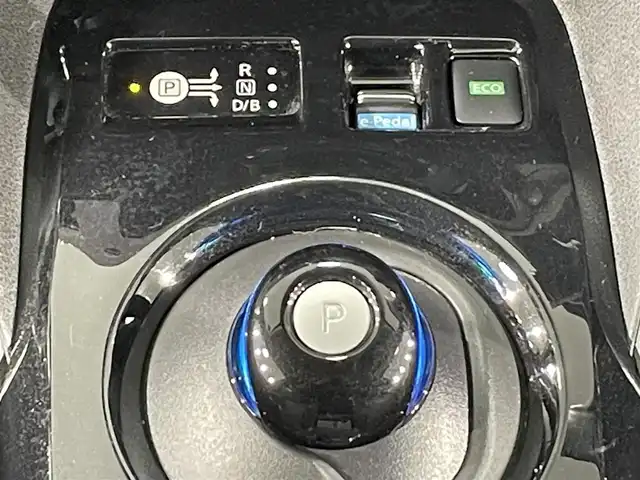 日産 リーフ X Vセレクション 愛知県 2023(令5)年 2万km ステルスグレー/スーパーブラック 純正メモリナビ/・AM/FM/Bluetooth/・フルセグテレビ/プロパイロット/・インテリジェントクルーズコントロール/・後側方衝突防止支援システム/・車線逸脱防止システム/衝突軽減システム/後退時車両検知警報/全方位カメラ/ふらつき警報/即充電スイッチ/充電ポートリッドオープナーススイッチ/ビルトインETC2.0/ドライブレコーダー/ステアリングヒーター/シートヒーター（D席+N席）/LEDヘッドライト/純正17インチアルミホイル/オートエアコン/オートライト/プッシュスタートボタン/スマートキー/電格ミラー/純正フロアマット/保証書/取扱説明書
