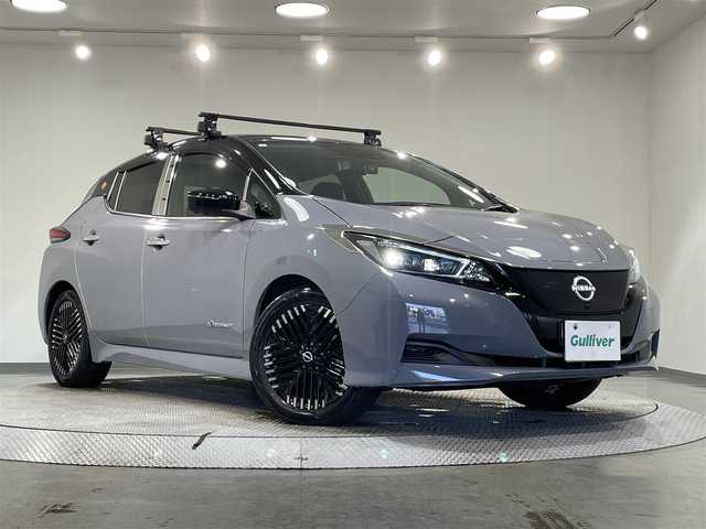 日産 リーフ X Vセレクション 福岡県 2023(令5)年 2万km ステルスグレー/スーパーブラック 純正メモリナビ/・AM/FM/Bluetooth/・フルセグテレビ/プロパイロット/・インテリジェントクルーズコントロール/・後側方衝突防止支援システム/・車線逸脱防止システム/衝突軽減システム/後退時車両検知警報/全方位カメラ/ふらつき警報/即充電スイッチ/充電ポートリッドオープナーススイッチ/ビルトインETC2.0/ドライブレコーダー/ステアリングヒーター/シートヒーター（D席+N席）/LEDヘッドライト/純正17インチアルミホイル/オートエアコン/オートライト/プッシュスタートボタン/スマートキー/電格ミラー/純正フロアマット/保証書/取扱説明書