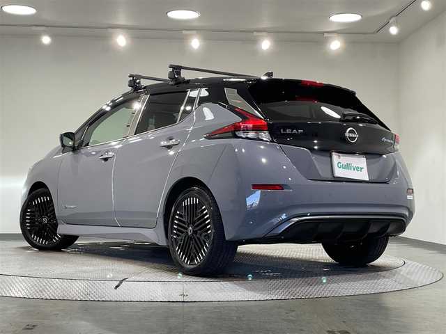 日産 リーフ X Vセレクション 福岡県 2023(令5)年 2万km ステルスグレー/スーパーブラック 純正メモリナビ/・AM/FM/Bluetooth/・フルセグテレビ/プロパイロット/・インテリジェントクルーズコントロール/・後側方衝突防止支援システム/・車線逸脱防止システム/衝突軽減システム/後退時車両検知警報/全方位カメラ/ふらつき警報/即充電スイッチ/充電ポートリッドオープナーススイッチ/ビルトインETC2.0/ドライブレコーダー/ステアリングヒーター/シートヒーター（D席+N席）/LEDヘッドライト/純正17インチアルミホイル/オートエアコン/オートライト/プッシュスタートボタン/スマートキー/電格ミラー/純正フロアマット/保証書/取扱説明書