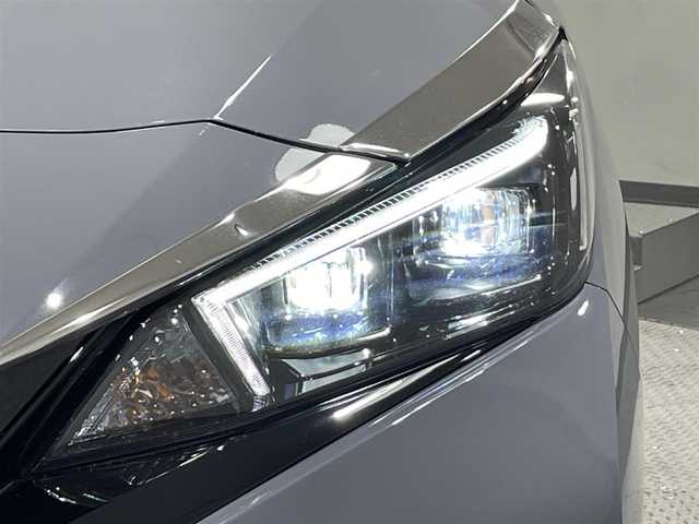 日産 リーフ X Vセレクション 福岡県 2023(令5)年 2万km ステルスグレー/スーパーブラック 純正メモリナビ/・AM/FM/Bluetooth/・フルセグテレビ/プロパイロット/・インテリジェントクルーズコントロール/・後側方衝突防止支援システム/・車線逸脱防止システム/衝突軽減システム/後退時車両検知警報/全方位カメラ/ふらつき警報/即充電スイッチ/充電ポートリッドオープナーススイッチ/ビルトインETC2.0/ドライブレコーダー/ステアリングヒーター/シートヒーター（D席+N席）/LEDヘッドライト/純正17インチアルミホイル/オートエアコン/オートライト/プッシュスタートボタン/スマートキー/電格ミラー/純正フロアマット/保証書/取扱説明書
