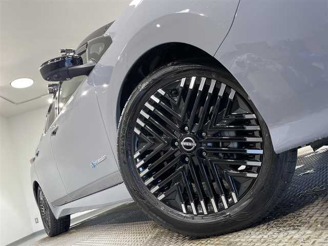 日産 リーフ X Vセレクション 福岡県 2023(令5)年 2万km ステルスグレー/スーパーブラック 純正メモリナビ/・AM/FM/Bluetooth/・フルセグテレビ/プロパイロット/・インテリジェントクルーズコントロール/・後側方衝突防止支援システム/・車線逸脱防止システム/衝突軽減システム/後退時車両検知警報/全方位カメラ/ふらつき警報/即充電スイッチ/充電ポートリッドオープナーススイッチ/ビルトインETC2.0/ドライブレコーダー/ステアリングヒーター/シートヒーター（D席+N席）/LEDヘッドライト/純正17インチアルミホイル/オートエアコン/オートライト/プッシュスタートボタン/スマートキー/電格ミラー/純正フロアマット/保証書/取扱説明書