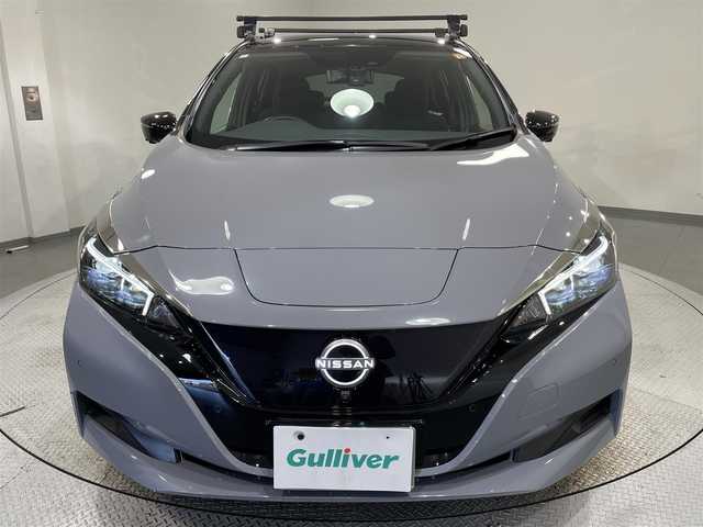 日産 リーフ X Vセレクション 福岡県 2023(令5)年 2万km ステルスグレー/スーパーブラック 純正メモリナビ/・AM/FM/Bluetooth/・フルセグテレビ/プロパイロット/・インテリジェントクルーズコントロール/・後側方衝突防止支援システム/・車線逸脱防止システム/衝突軽減システム/後退時車両検知警報/全方位カメラ/ふらつき警報/即充電スイッチ/充電ポートリッドオープナーススイッチ/ビルトインETC2.0/ドライブレコーダー/ステアリングヒーター/シートヒーター（D席+N席）/LEDヘッドライト/純正17インチアルミホイル/オートエアコン/オートライト/プッシュスタートボタン/スマートキー/電格ミラー/純正フロアマット/保証書/取扱説明書