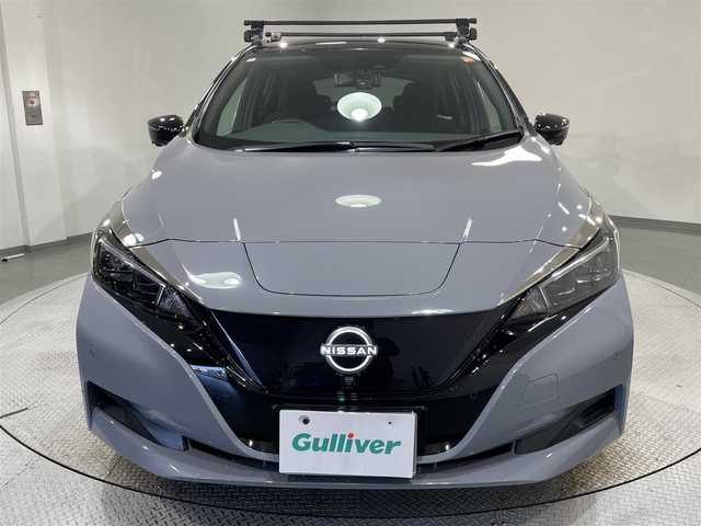 日産 リーフ X Vセレクション 福岡県 2023(令5)年 2万km ステルスグレー/スーパーブラック 純正メモリナビ/・AM/FM/Bluetooth/・フルセグテレビ/プロパイロット/・インテリジェントクルーズコントロール/・後側方衝突防止支援システム/・車線逸脱防止システム/衝突軽減システム/後退時車両検知警報/全方位カメラ/ふらつき警報/即充電スイッチ/充電ポートリッドオープナーススイッチ/ビルトインETC2.0/ドライブレコーダー/ステアリングヒーター/シートヒーター（D席+N席）/LEDヘッドライト/純正17インチアルミホイル/オートエアコン/オートライト/プッシュスタートボタン/スマートキー/電格ミラー/純正フロアマット/保証書/取扱説明書