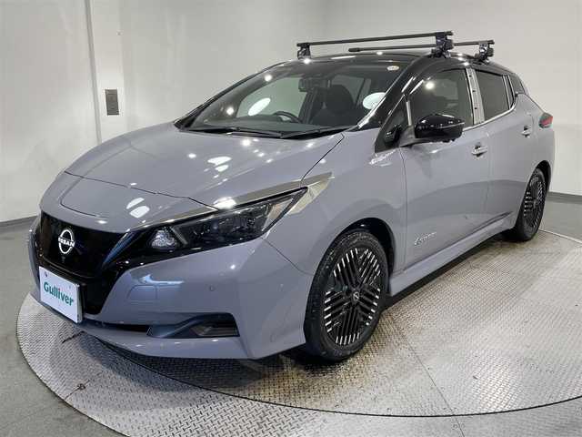 日産 リーフ X Vセレクション 福岡県 2023(令5)年 2万km ステルスグレー/スーパーブラック 純正メモリナビ/・AM/FM/Bluetooth/・フルセグテレビ/プロパイロット/・インテリジェントクルーズコントロール/・後側方衝突防止支援システム/・車線逸脱防止システム/衝突軽減システム/後退時車両検知警報/全方位カメラ/ふらつき警報/即充電スイッチ/充電ポートリッドオープナーススイッチ/ビルトインETC2.0/ドライブレコーダー/ステアリングヒーター/シートヒーター（D席+N席）/LEDヘッドライト/純正17インチアルミホイル/オートエアコン/オートライト/プッシュスタートボタン/スマートキー/電格ミラー/純正フロアマット/保証書/取扱説明書