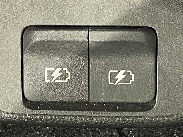 日産 リーフ X Vセレクション 福岡県 2023(令5)年 2万km ステルスグレー/スーパーブラック 純正メモリナビ/・AM/FM/Bluetooth/・フルセグテレビ/プロパイロット/・インテリジェントクルーズコントロール/・後側方衝突防止支援システム/・車線逸脱防止システム/衝突軽減システム/後退時車両検知警報/全方位カメラ/ふらつき警報/即充電スイッチ/充電ポートリッドオープナーススイッチ/ビルトインETC2.0/ドライブレコーダー/ステアリングヒーター/シートヒーター（D席+N席）/LEDヘッドライト/純正17インチアルミホイル/オートエアコン/オートライト/プッシュスタートボタン/スマートキー/電格ミラー/純正フロアマット/保証書/取扱説明書