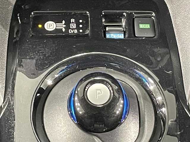 日産 リーフ X Vセレクション 福岡県 2023(令5)年 2万km ステルスグレー/スーパーブラック 純正メモリナビ/・AM/FM/Bluetooth/・フルセグテレビ/プロパイロット/・インテリジェントクルーズコントロール/・後側方衝突防止支援システム/・車線逸脱防止システム/衝突軽減システム/後退時車両検知警報/全方位カメラ/ふらつき警報/即充電スイッチ/充電ポートリッドオープナーススイッチ/ビルトインETC2.0/ドライブレコーダー/ステアリングヒーター/シートヒーター（D席+N席）/LEDヘッドライト/純正17インチアルミホイル/オートエアコン/オートライト/プッシュスタートボタン/スマートキー/電格ミラー/純正フロアマット/保証書/取扱説明書