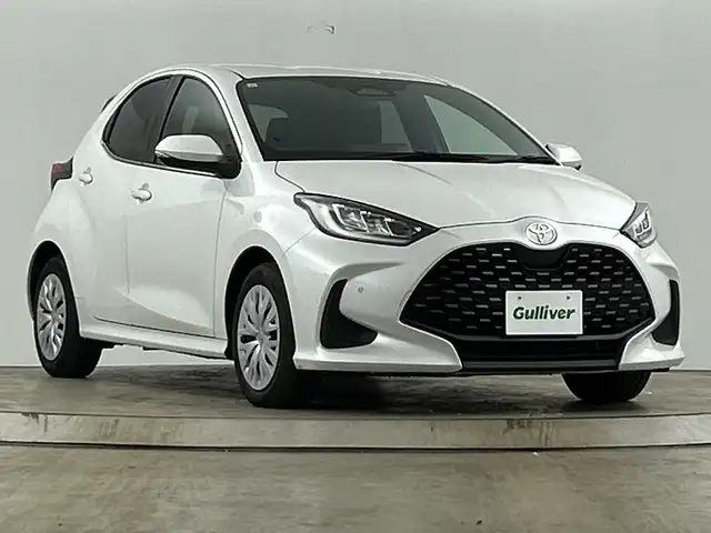 トヨタ ヤリス ハイブリッド Z 愛知県 2024(令6)年 2.7万km プラチナホワイトパールマイカ 禁煙車/純正8インチナビ/（Bluetooth/USB/AM/FM/Miracast)/バックカメラ/AC100V電源/トヨタセーフティセンス/・プリクラッシュセーフティ/・レーントレーシングアシスト/・レーダークルーズコントロール(全車速追従機能)/・オートマチックハイビーム/・ロードサインアシスト/・先行車発進告知機能/・ブラインドスポットモニター/ETC/シートヒーター/ステアリングヒーター/スマートキー/スペアキー1本/プッシュスタート/横滑り防止装置