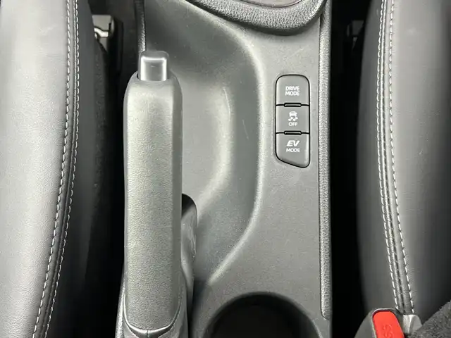 トヨタ ヤリス ハイブリッド Z 愛知県 2024(令6)年 2.7万km プラチナホワイトパールマイカ 禁煙車/純正8インチナビ/（Bluetooth/USB/AM/FM/Miracast)/バックカメラ/AC100V電源/トヨタセーフティセンス/・プリクラッシュセーフティ/・レーントレーシングアシスト/・レーダークルーズコントロール(全車速追従機能)/・オートマチックハイビーム/・ロードサインアシスト/・先行車発進告知機能/・ブラインドスポットモニター/ETC/シートヒーター/ステアリングヒーター/スマートキー/スペアキー1本/プッシュスタート/横滑り防止装置