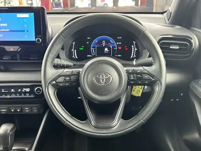 トヨタ ヤリス ハイブリッド Z 愛知県 2024(令6)年 2.7万km プラチナホワイトパールマイカ 禁煙車/純正8インチナビ/（Bluetooth/USB/AM/FM/Miracast)/バックカメラ/AC100V電源/トヨタセーフティセンス/・プリクラッシュセーフティ/・レーントレーシングアシスト/・レーダークルーズコントロール(全車速追従機能)/・オートマチックハイビーム/・ロードサインアシスト/・先行車発進告知機能/・ブラインドスポットモニター/ETC/シートヒーター/ステアリングヒーター/スマートキー/スペアキー1本/プッシュスタート/横滑り防止装置