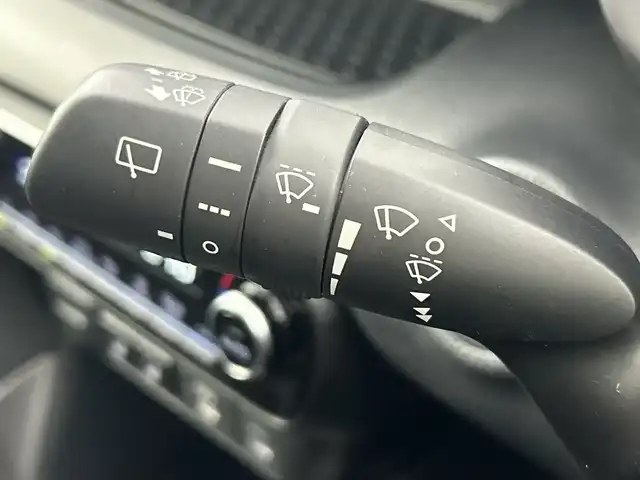 トヨタ ヤリス ハイブリッド Z 愛知県 2024(令6)年 2.7万km プラチナホワイトパールマイカ 禁煙車/純正8インチナビ/（Bluetooth/USB/AM/FM/Miracast)/バックカメラ/AC100V電源/トヨタセーフティセンス/・プリクラッシュセーフティ/・レーントレーシングアシスト/・レーダークルーズコントロール(全車速追従機能)/・オートマチックハイビーム/・ロードサインアシスト/・先行車発進告知機能/・ブラインドスポットモニター/ETC/シートヒーター/ステアリングヒーター/スマートキー/スペアキー1本/プッシュスタート/横滑り防止装置