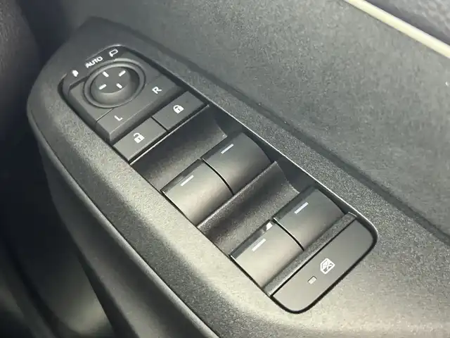 トヨタ ヤリス ハイブリッド Z 愛知県 2024(令6)年 2.7万km プラチナホワイトパールマイカ 禁煙車/純正8インチナビ/（Bluetooth/USB/AM/FM/Miracast)/バックカメラ/AC100V電源/トヨタセーフティセンス/・プリクラッシュセーフティ/・レーントレーシングアシスト/・レーダークルーズコントロール(全車速追従機能)/・オートマチックハイビーム/・ロードサインアシスト/・先行車発進告知機能/・ブラインドスポットモニター/ETC/シートヒーター/ステアリングヒーター/スマートキー/スペアキー1本/プッシュスタート/横滑り防止装置