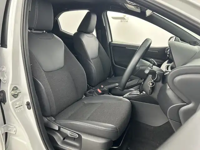 トヨタ ヤリス ハイブリッド Z 愛知県 2024(令6)年 2.7万km プラチナホワイトパールマイカ 禁煙車/純正8インチナビ/（Bluetooth/USB/AM/FM/Miracast)/バックカメラ/AC100V電源/トヨタセーフティセンス/・プリクラッシュセーフティ/・レーントレーシングアシスト/・レーダークルーズコントロール(全車速追従機能)/・オートマチックハイビーム/・ロードサインアシスト/・先行車発進告知機能/・ブラインドスポットモニター/ETC/シートヒーター/ステアリングヒーター/スマートキー/スペアキー1本/プッシュスタート/横滑り防止装置