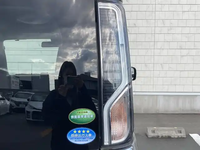 スズキ スペーシア カスタム HYBRID XS ターボ 静岡県 2018(平30)年 5.1万km スチールシルバーM スズキセーフティサポート/純正8インチナビ(CN-RZ843)/　AM FM CD DVD Bluetooth USB SD/ETC/LEDオートヘッドランプ/レーダークルーズコントロール/ハーフレザーシート/シートヒーター(運転席)/両側パワースライドドア/リアクリアランスソナー/純正15インチアルミホイール/スマートキー＆プッシュスタート/パドルシフト/リアサンシェード/フルセグTV/バックモニター