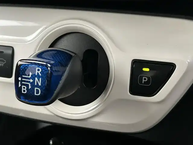 トヨタ プリウス Sセーフティプラス 道南・函館 2018(平30)年 9.1万km ホワイトパールクリスタルシャイン ・ワンオーナー/・純正ＳＤナビ（ＢＴ，ＣＤ，ＤＶＤ）/・フルセグＴＶ/・バックカメラ/・クルーズコントロール/・レーンキープアシスト/・衝突軽減ブレーキ/・オートライト/・オートハイビーム/・LEDフォグランプ/・スマートキー/・プッシュスタート/・スペアキー/・純正エンジンスターター/・純正フロアマット/・前方ドライブレコーダー/・ETC