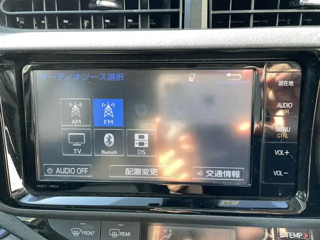 トヨタ アクア S 福島県 2015(平27)年 9.3万km ライムホワイトパールクリスタルシャイン (株)IDOMが運営する【じしゃロンいわき店】の自社ローン専用車両になります。こちらは現金またはオートローンご利用時の価格です。自社ローンご希望の方は別途その旨お申付け下さい/登録時走行距離92392km/ディーラーオプション純正ナビゲーション/バックカメラ/プッシュスタート/スマートキー/フルセグTV/Toyota Safety Sense/純正ホイルキャップ/サイドバイザー/フロアマット