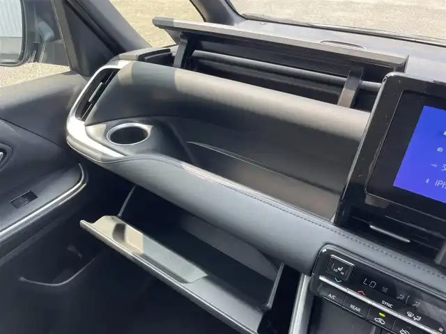 トヨタ ヴォクシー S－Z 熊本県 2024(令6)年 1.6万km アティチュードブラックマイカ 純正ディスプレイオーディオ/・ナビキット/・BT/AM/FM/トヨタセーフティーセンス/・プリクラッシュセーフティー/・横滑り防止/・レーントレーシングアシスト/・レーダークルーズコントロール/・オートハイビーム/・ロードサインアシスト/・フロントクロストラフィックアラート/・先行車発進お知らせ機能/・プロアクティブドライビングアシスト/ハーフレザーシート/Ｄ/Nシートヒーター/電子パーキング/オートブレーキホールド/両側パワースライドドア/ビルトインEＴＣ２．０/前方ドラレコ（KENWOOD DRV-350)/革巻きステアリング/・ステアリングリモコン/左右独立エアコン/後席オートエアコン/ロールサンシェード/電動格納ミラー/ヘッドライトレベライザー/純正アルミホイール/プッシュスタート/スマートキー